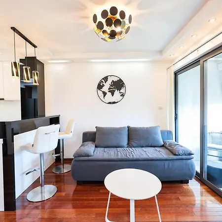 Two Bedroom Dunatov With Private Parking شقة *