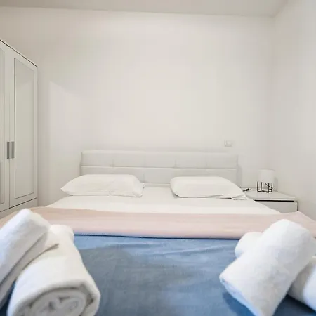 Two Bedroom Dunatov With Private Parking زادار